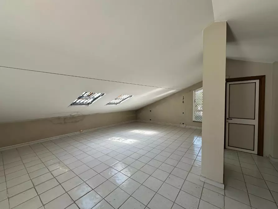 Immagine 70 di Villa in vendita  a Massa