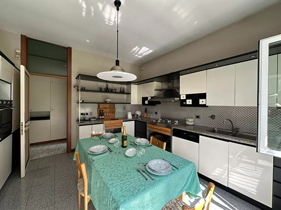 Immagine 103 di Villa in vendita  a Massa