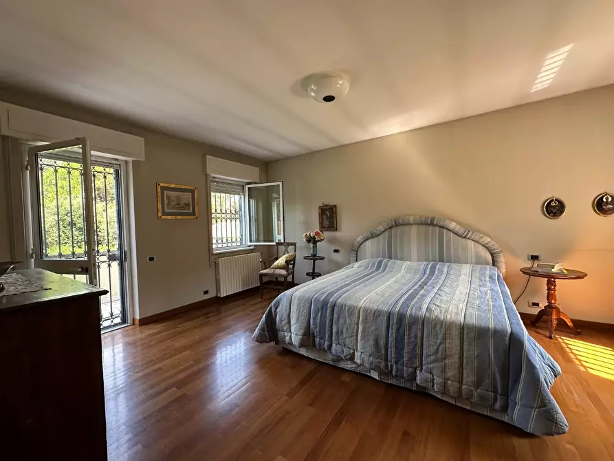 Immagine 75 di Villa in vendita  a Massa