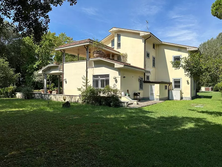 Immagine 109 di Villa in vendita  a Massa