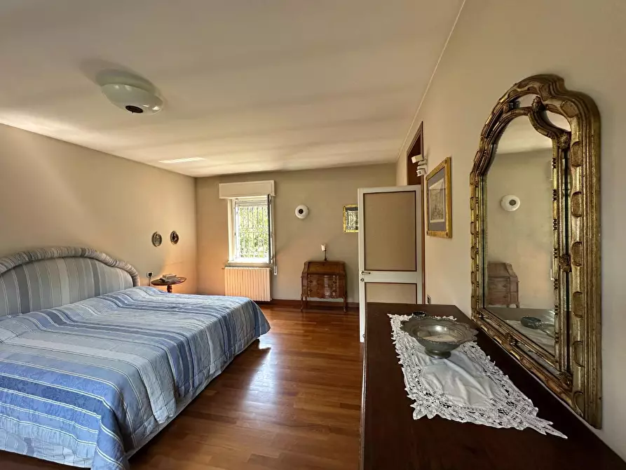 Immagine 73 di Villa in vendita  a Massa