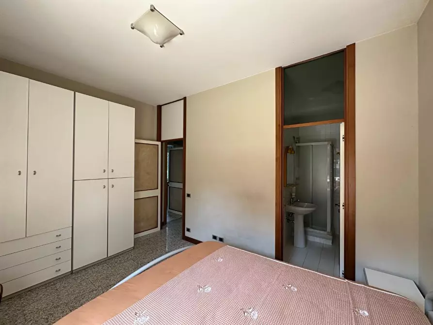 Immagine 93 di Villa in vendita  a Massa