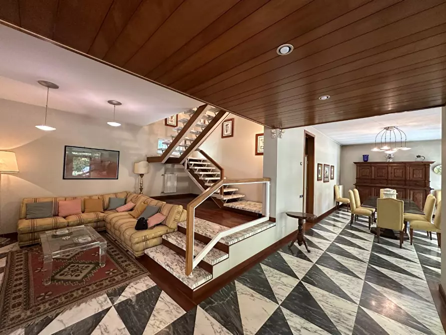 Immagine 55 di Villa in vendita  a Massa