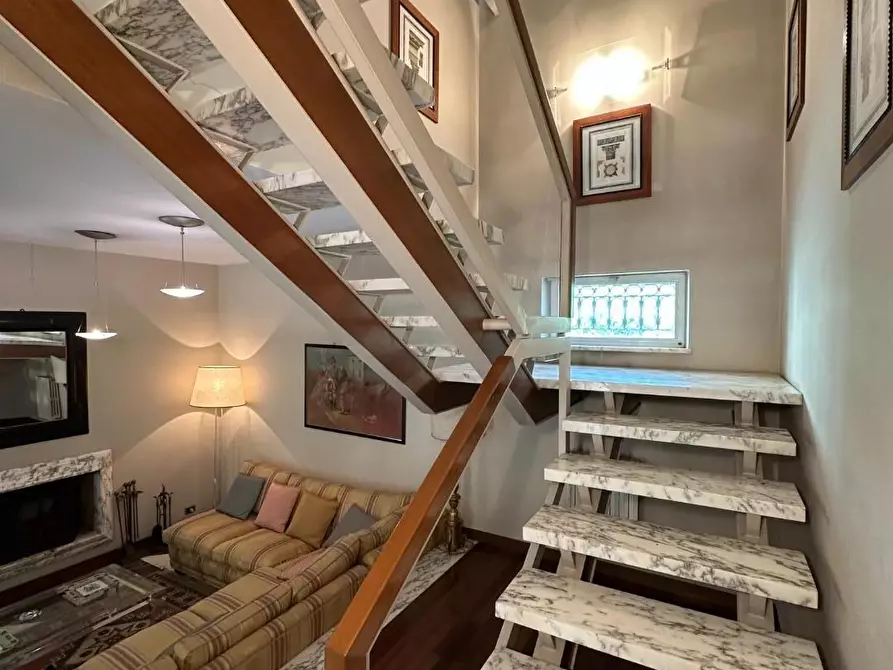 Immagine 88 di Villa in vendita  a Massa