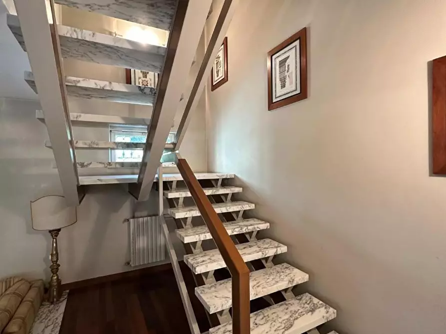 Immagine 90 di Villa in vendita  a Massa