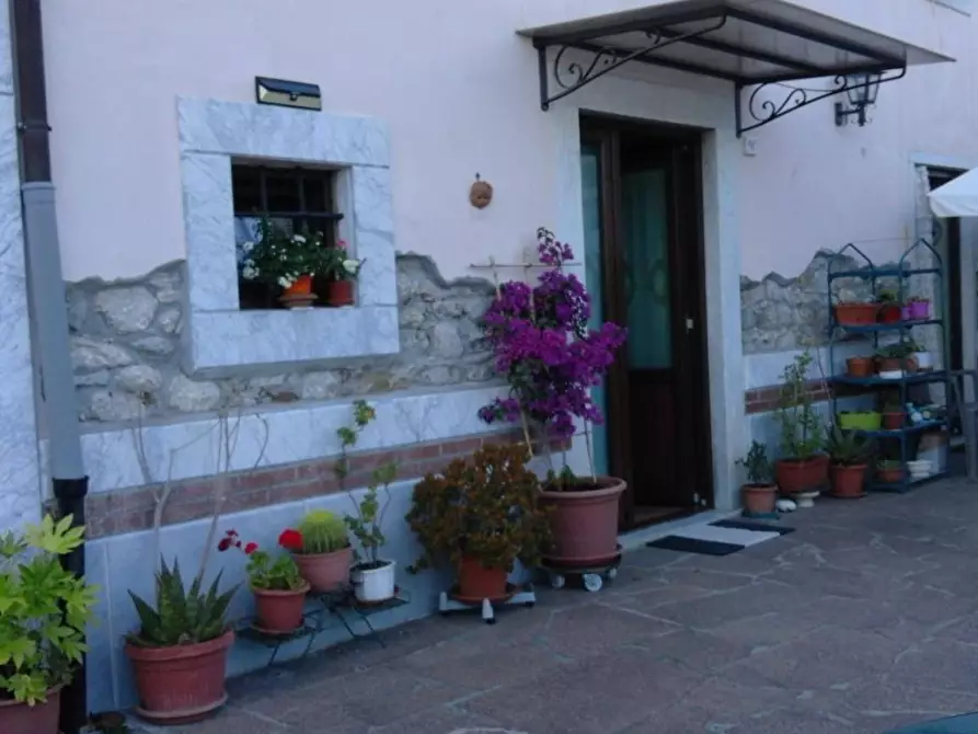 Immagine 1 di Casa semindipendente in vendita  a Carrara