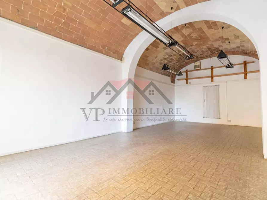 Immagine 2 di Locale commerciale in vendita  a Pomarance