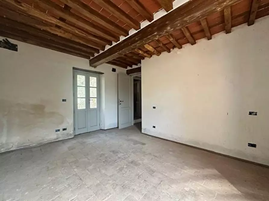 Immagine 20 di Casa colonica in vendita  a Camaiore