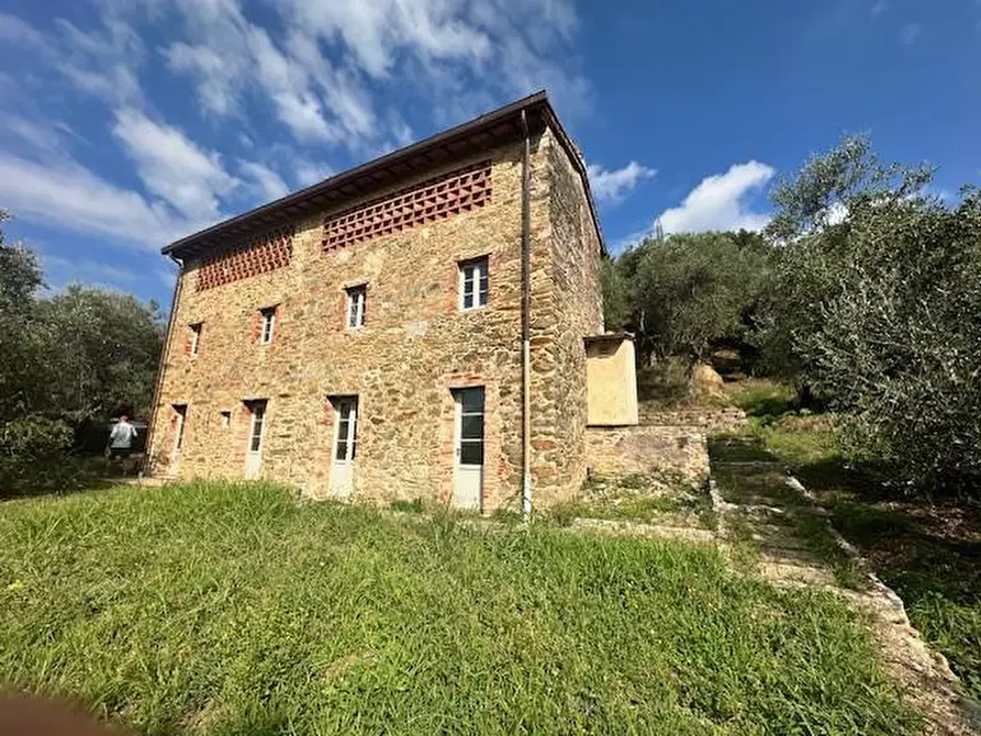 Immagine 36 di Casa colonica in vendita  a Camaiore