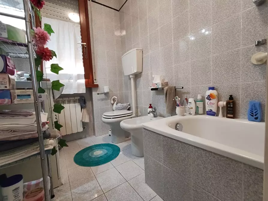 Immagine 13 di Appartamento in vendita  a Lucca