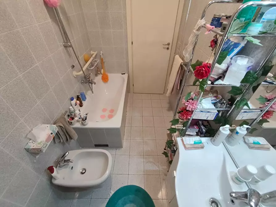 Immagine 9 di Appartamento in vendita  a Lucca