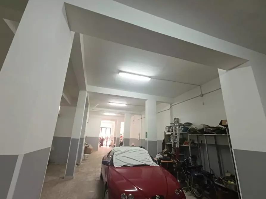 Immagine 10 di Magazzino in vendita  a Taranto