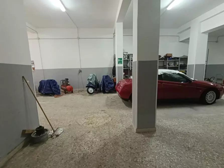 Immagine 13 di Magazzino in vendita  a Taranto