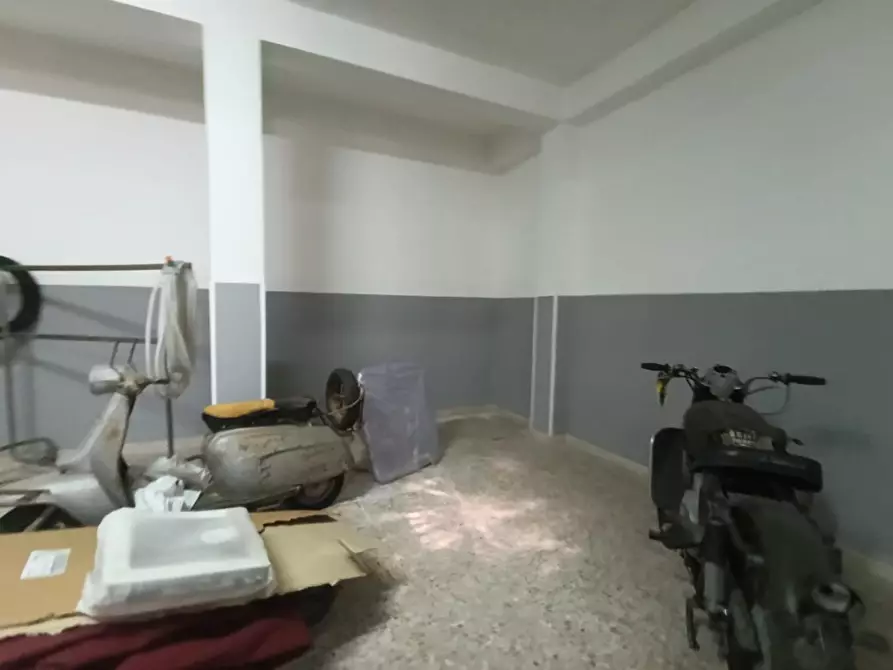Immagine 11 di Magazzino in vendita  a Taranto