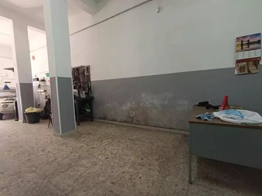 Immagine 3 di Magazzino in vendita  a Taranto