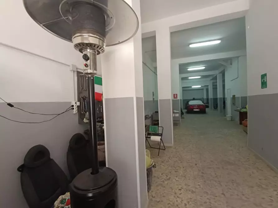 Immagine 21 di Magazzino in vendita  a Taranto