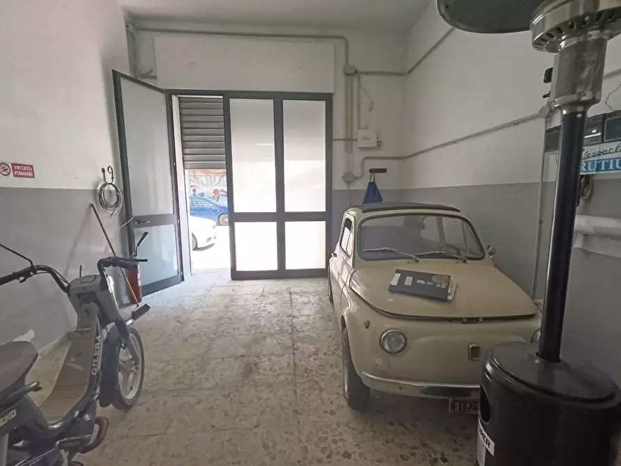 Immagine 7 di Magazzino in vendita  a Taranto