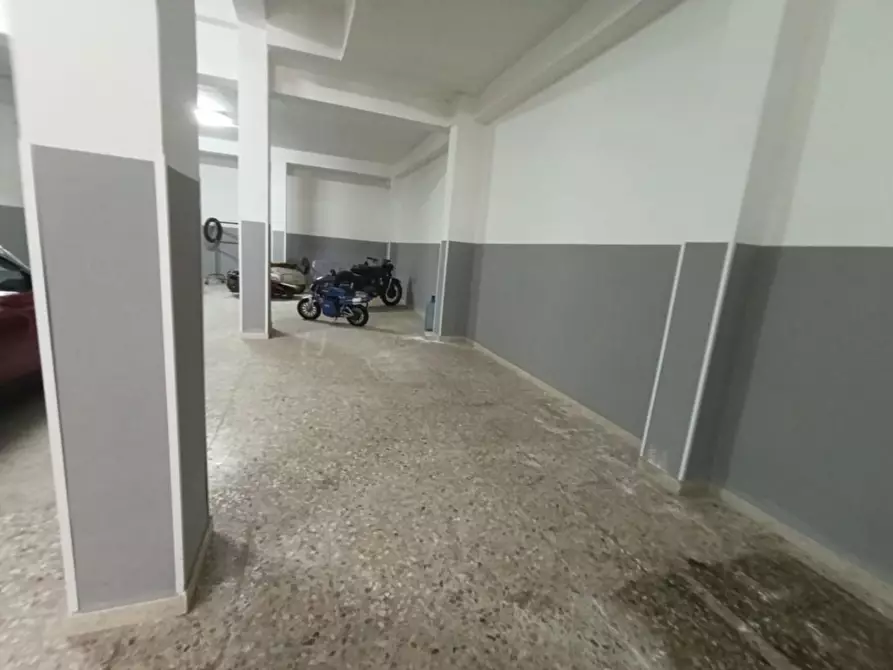 Immagine 15 di Magazzino in vendita  a Taranto