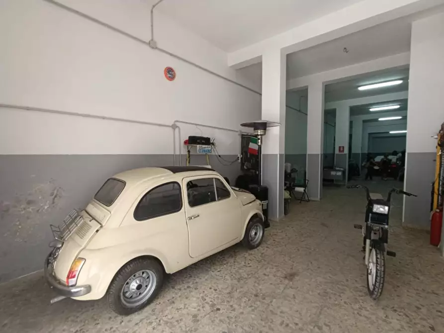 Immagine 20 di Magazzino in vendita  a Taranto