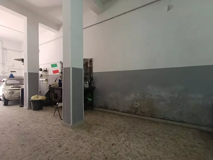 Immagine 8 di Magazzino in vendita  a Taranto
