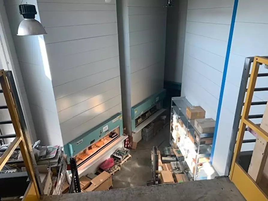 Immagine 12 di Attività artigianale in vendita  a Livorno