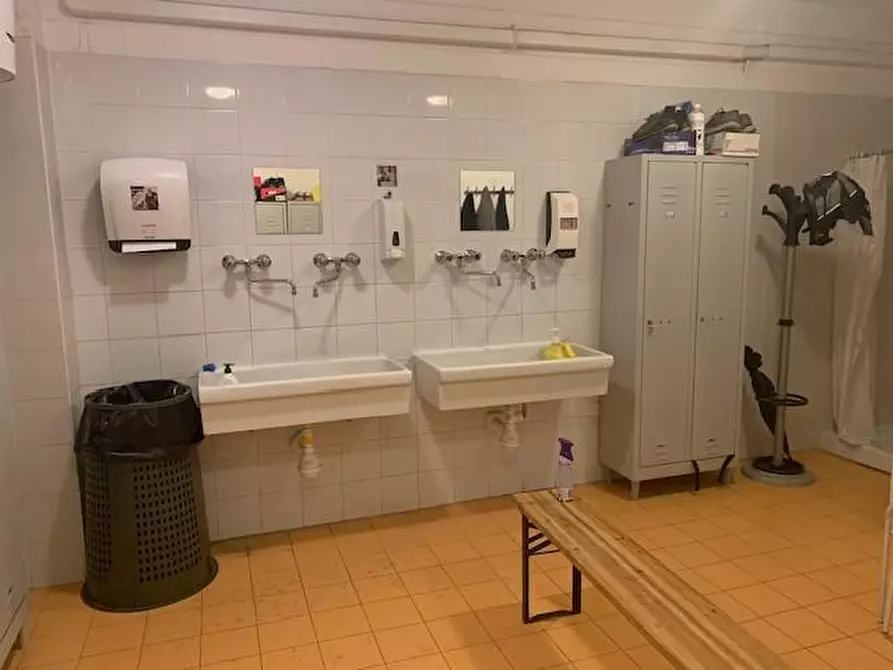 Immagine 14 di Attività artigianale in vendita  a Livorno