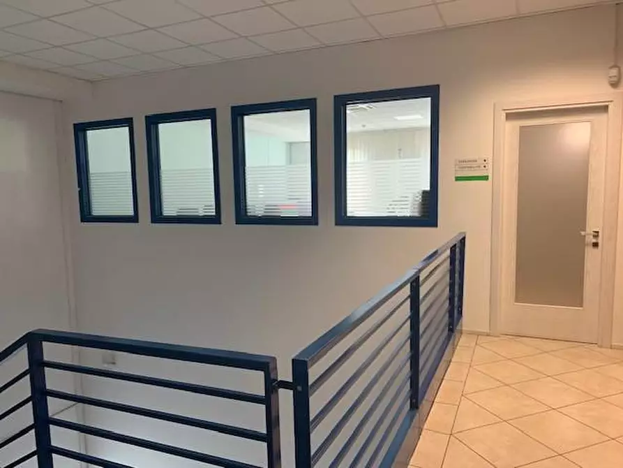 Immagine 9 di Attività artigianale in vendita  a Livorno