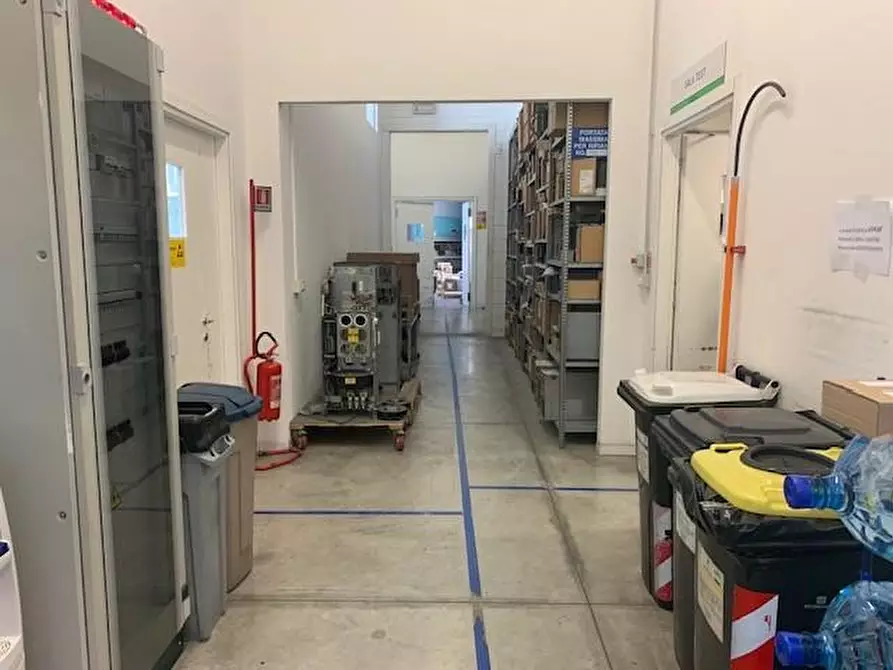 Immagine 17 di Attività artigianale in vendita  a Livorno