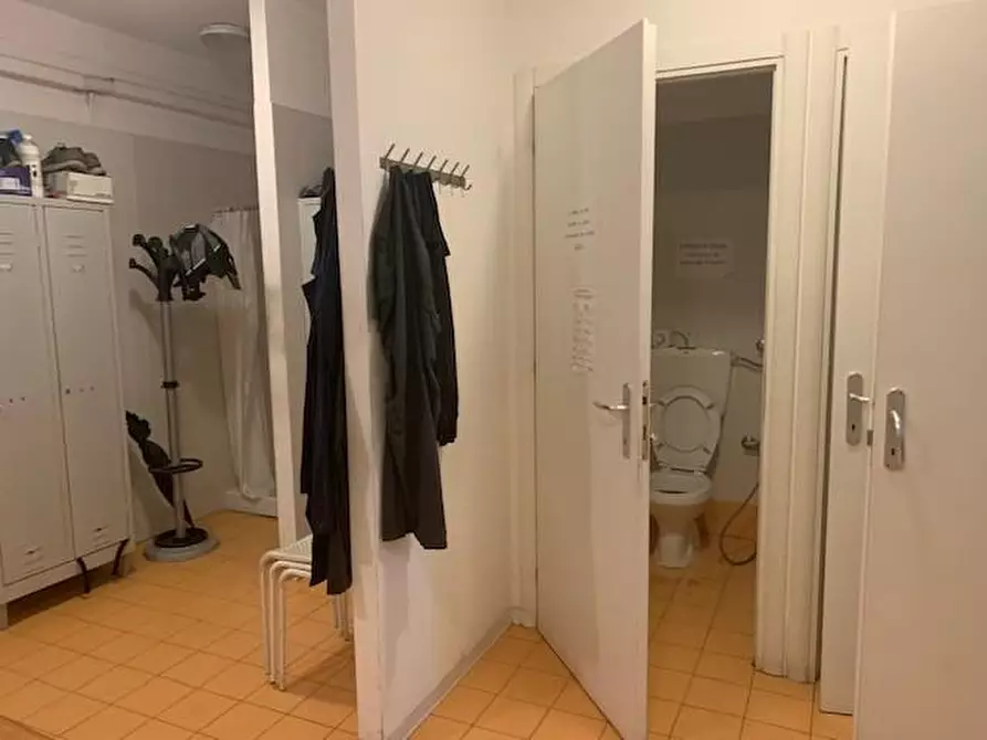 Immagine 15 di Attività artigianale in vendita  a Livorno