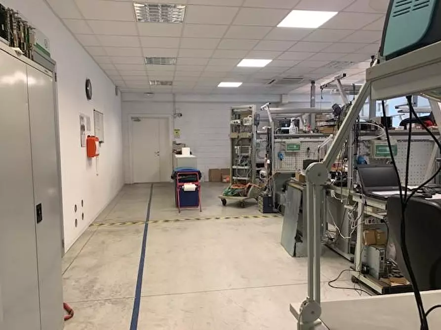 Immagine 10 di Attività artigianale in vendita  a Livorno