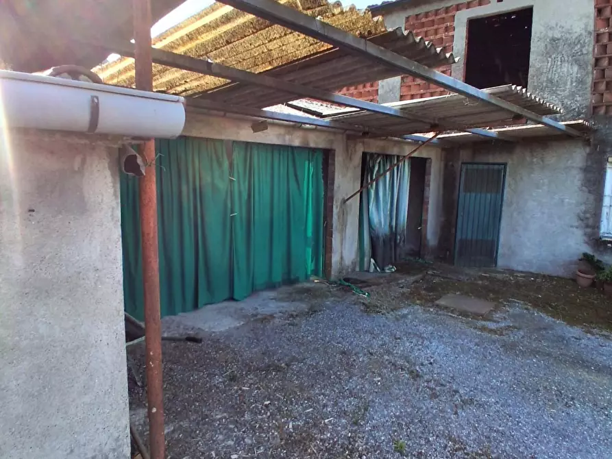 Immagine 6 di Deposito in vendita  a Capannori