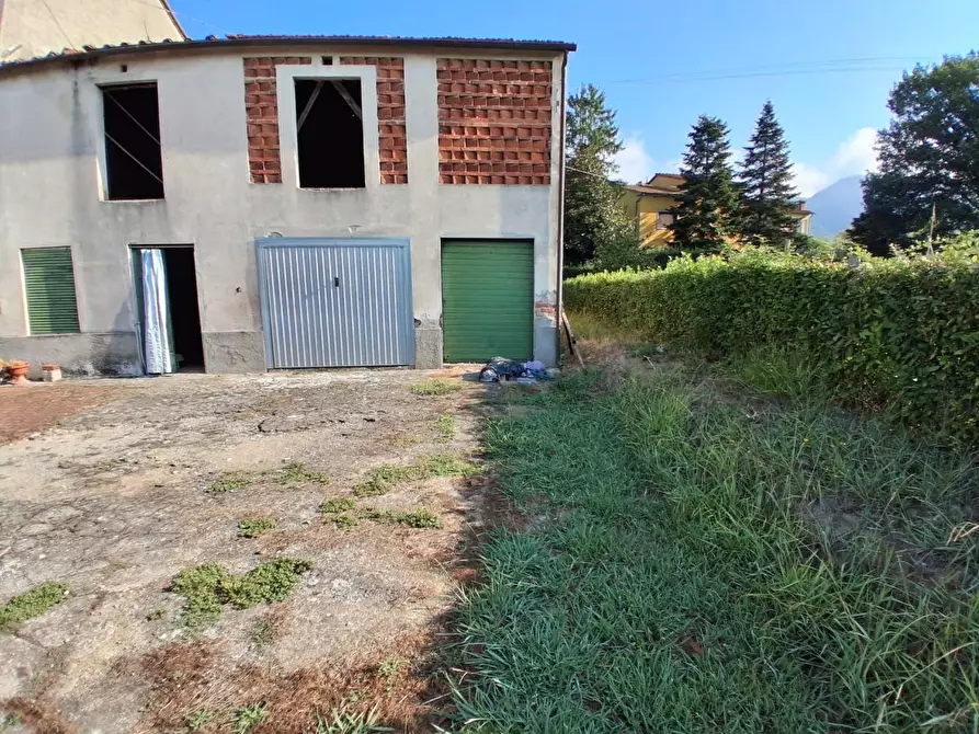 Immagine 8 di Deposito in vendita  a Capannori