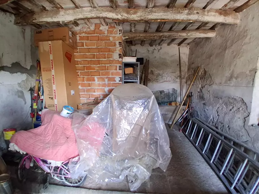 Immagine 3 di Deposito in vendita  a Capannori