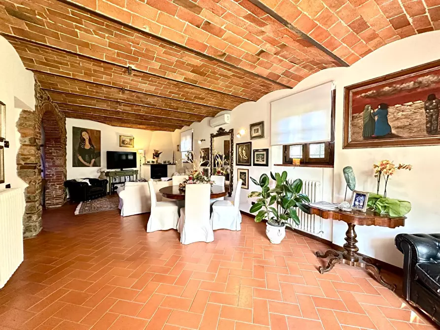 Immagine 6 di Rustico / casale in vendita  a Lucca