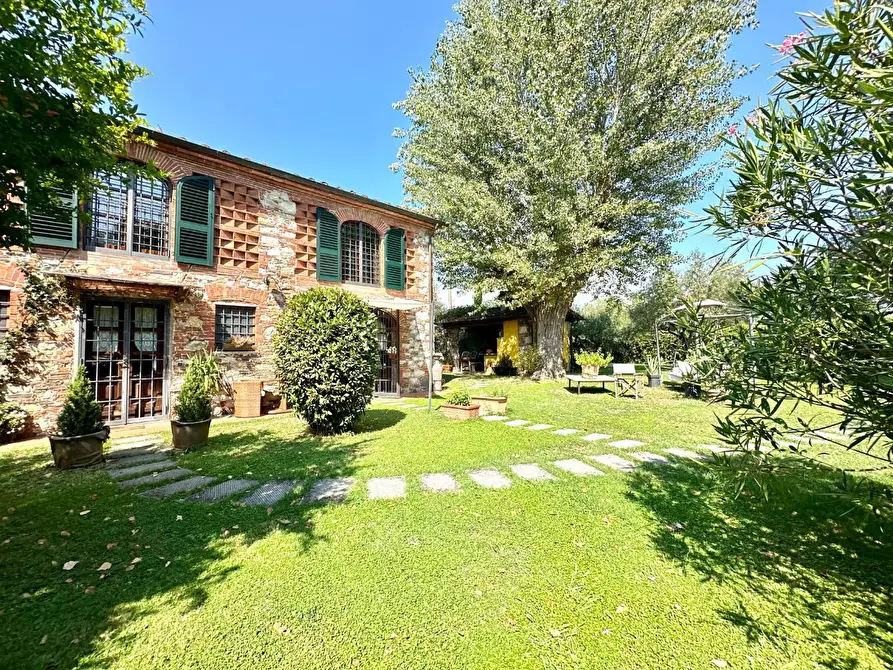 Immagine 2 di Rustico / casale in vendita  a Lucca