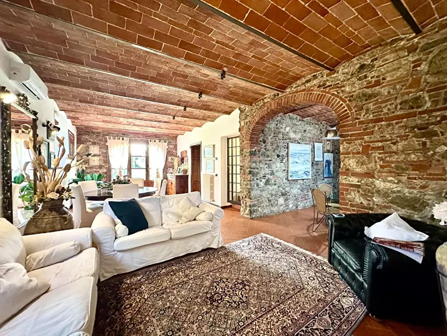 Immagine 9 di Rustico / casale in vendita  a Lucca