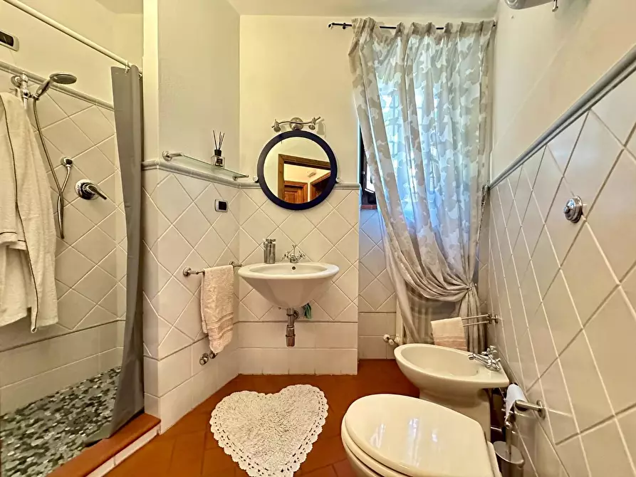 Immagine 15 di Rustico / casale in vendita  a Lucca