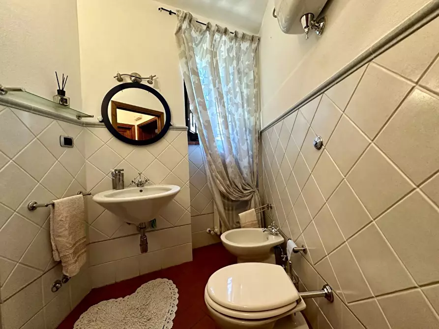 Immagine 45 di Rustico / casale in vendita  a Lucca