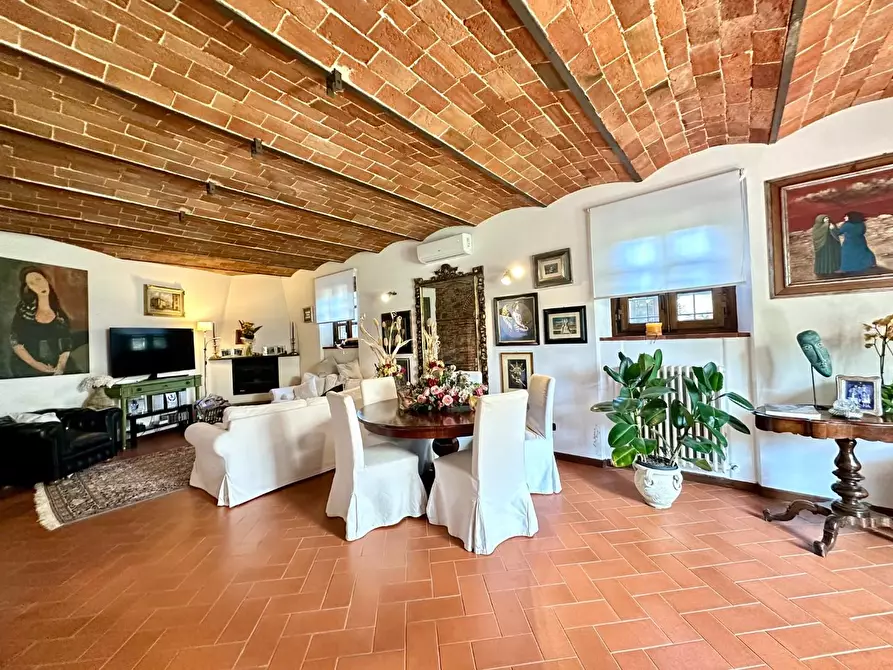 Immagine 5 di Rustico / casale in vendita  a Lucca