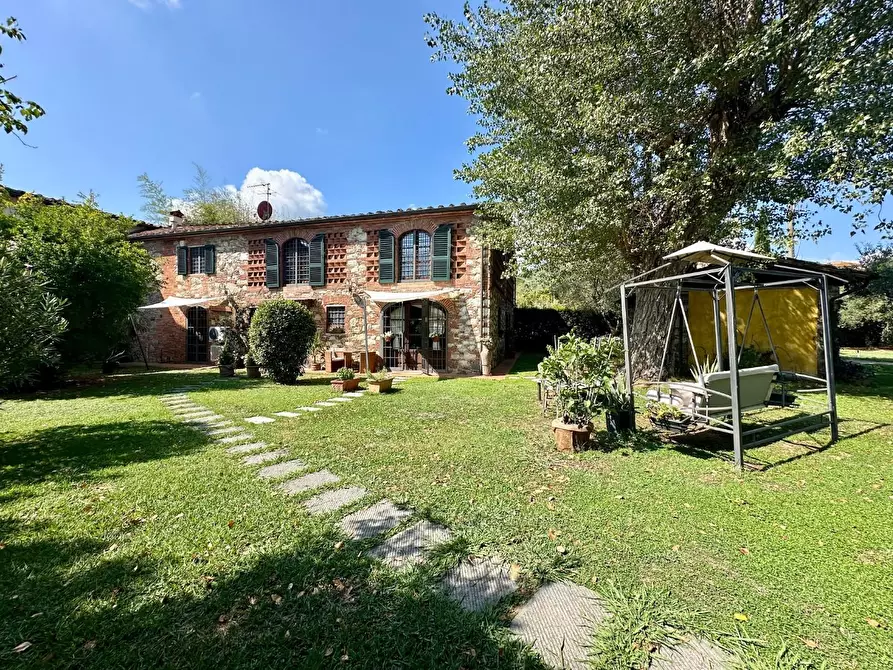 Immagine 1 di Rustico / casale in vendita  a Lucca