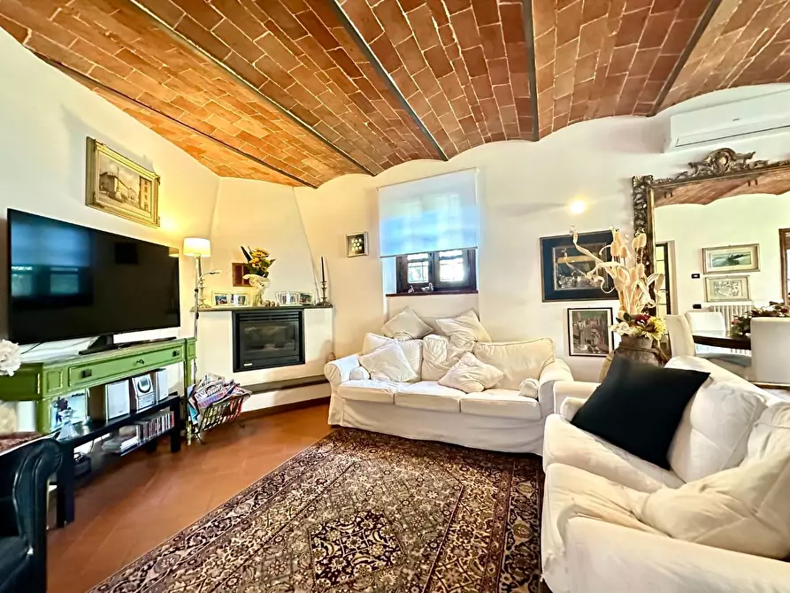 Immagine 41 di Rustico / casale in vendita  a Lucca