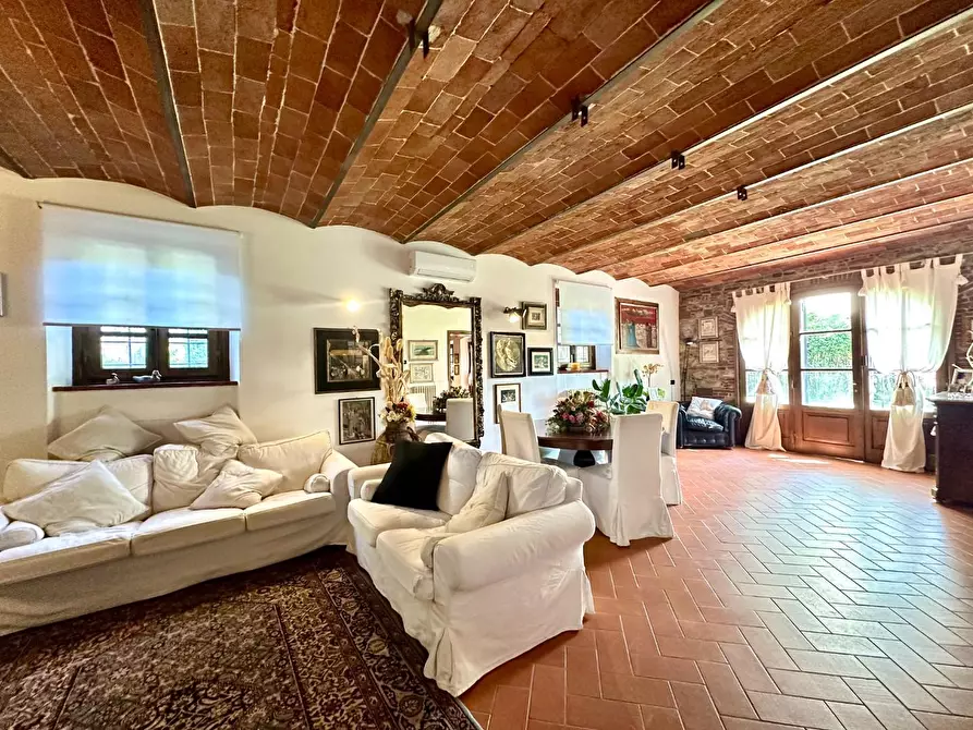 Immagine 7 di Rustico / casale in vendita  a Lucca