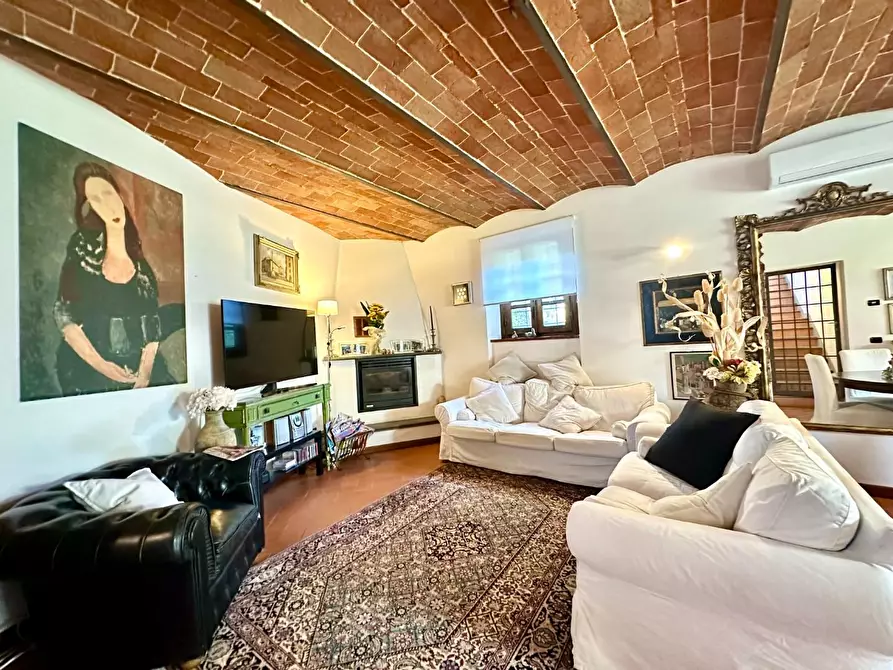 Immagine 8 di Rustico / casale in vendita  a Lucca