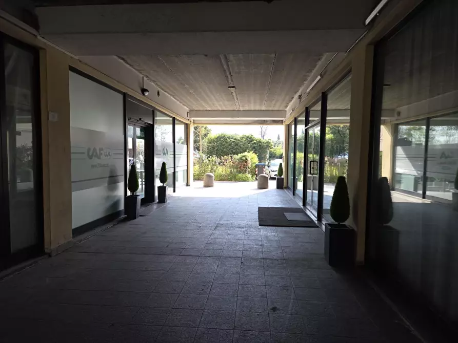 Immagine 28 di Locale commerciale in vendita  a Porcari