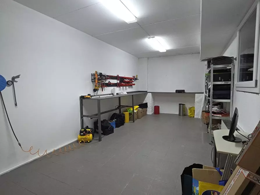 Immagine 23 di Locale commerciale in vendita  a Porcari