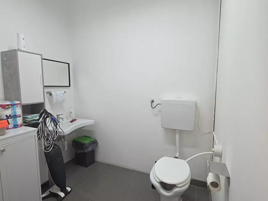 Immagine 11 di Locale commerciale in vendita  a Porcari