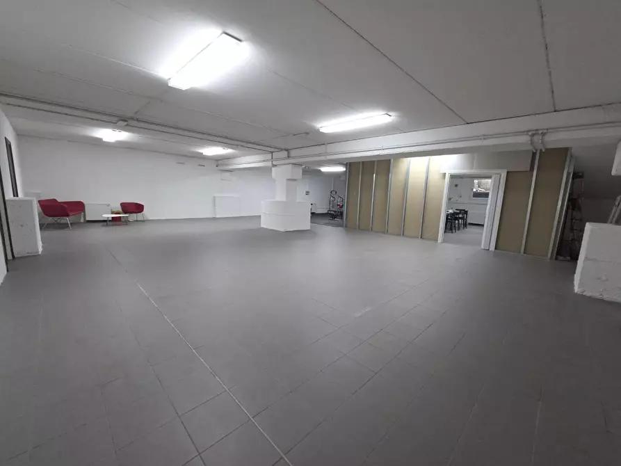 Immagine 18 di Locale commerciale in vendita  a Porcari