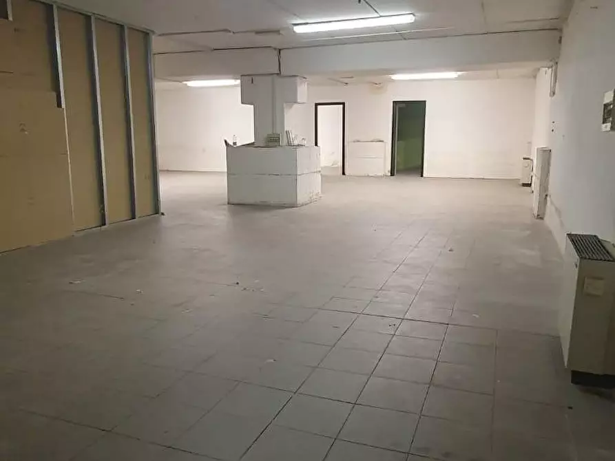 Immagine 13 di Locale commerciale in vendita  a Porcari