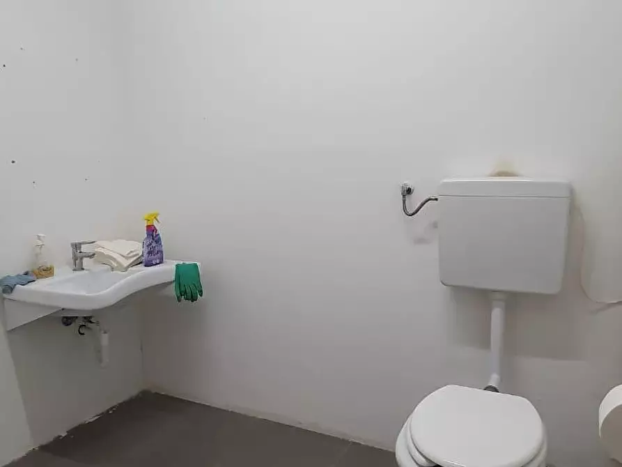 Immagine 8 di Locale commerciale in vendita  a Porcari