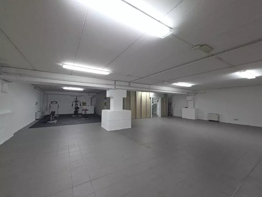 Immagine 19 di Locale commerciale in vendita  a Porcari